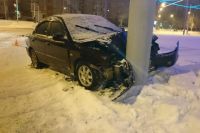 В Оренбурге автомобиль«Kia» на улице Ленинской врезался в столб