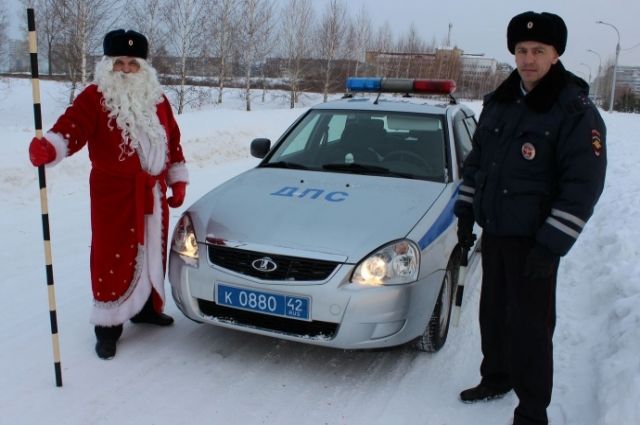 Инспектор Дед Мороз поздравил кемеровских водителей.
