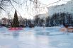 Бесплатный каток открылся прямо на водоемах Чистых прудов. Он представляет собой три отдельных ледовых поля: два для свободного катания и одно для игры в хоккей. 