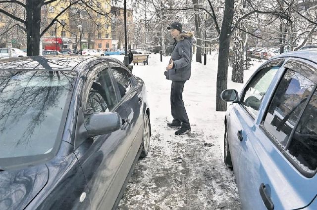 За парковку на тротуаре придётся заплатить штраф - от 1 до 3 тысяч рублей.