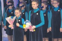 11-летняя Алёна Мигунова (слева) и Алёна Шекшаева солируют в детском хоре «Студии Олега Митяева».