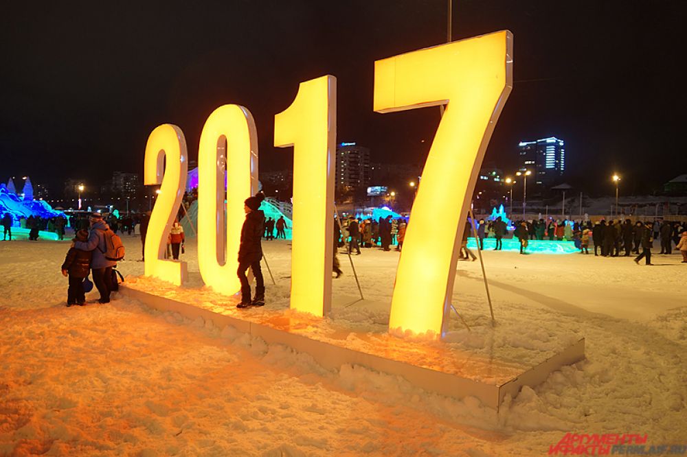 Городок открыли массовым флешмобом «Волшебство света». Пермяки дали старт новой городской традиции – они все вместе одновременно включили фонарики на мобильных телефонах и брелоках.