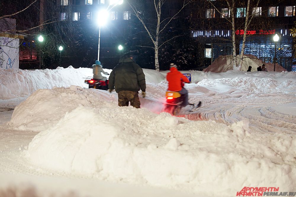 Рядом находится каток и площадка для катания на снегоходах. Ледовый городок будет работать ежедневно с 10 до 23 часов, в будни – с 12 до 23 часов.