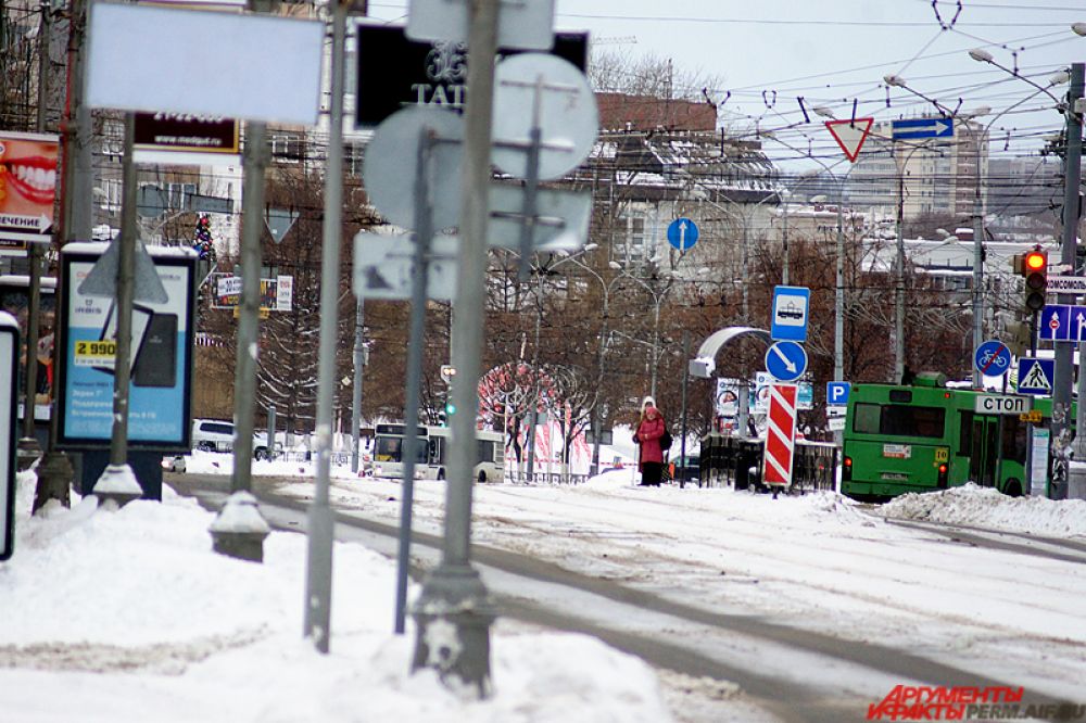 С утра в городе ходит общественный транспорт. На остановках постепенно начинает скапливаться народ.