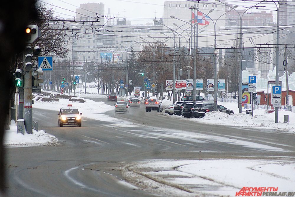 Ближе к 11.00 улицы постепенно заполняются автомобилями.