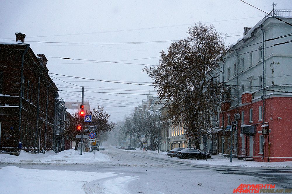 С самой ночи в городе идёт умеренный снегопад.