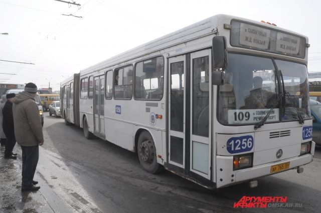 Как считают специалисты департамента, более 500 микроавтобусов на данных маршрутах дублируют маршруты муниципального транспорта.