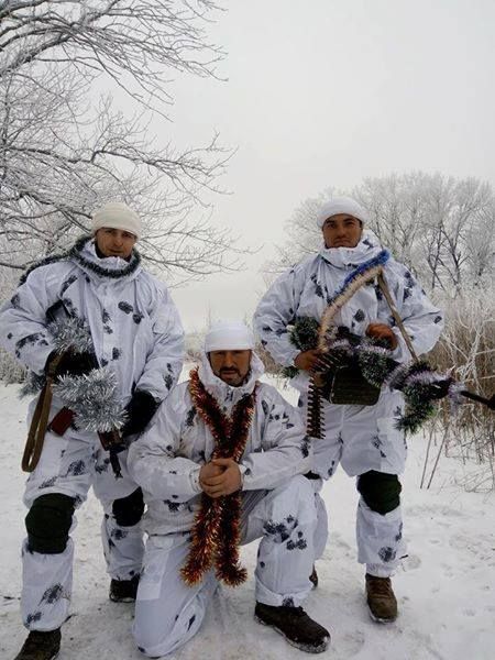 Некоторые бойцы даже поодевали дождики, чтобы хоть как-то добавить новогоднюю атмосферу в зону боевых действий