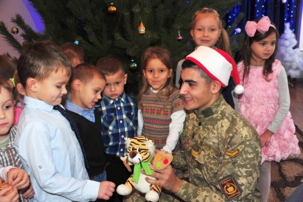Украинские военные поздравляли детей, вручая им подарки