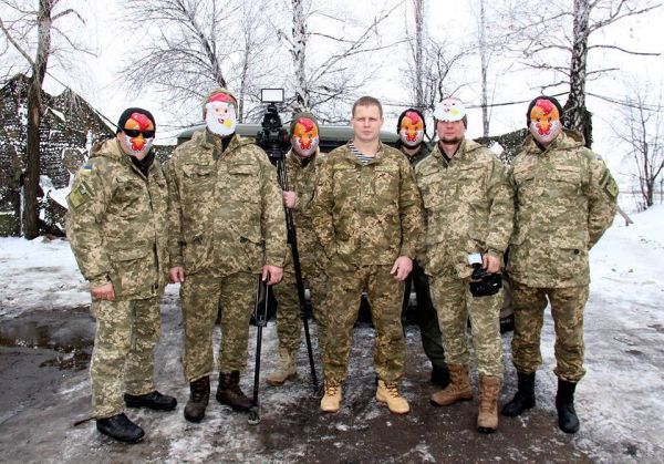 Вроде серьезные мужики, но в масках они выглядят забавно и смешно