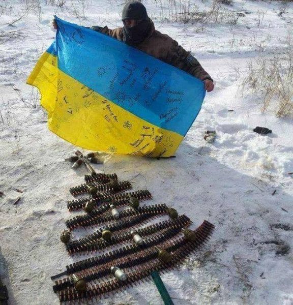 Елка из боевых снарядов выглядит оригинально