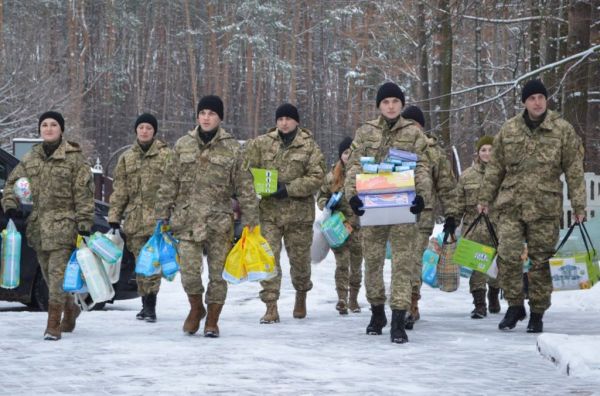 Приятно видеть, что наши воины несут такое количество подарков детям