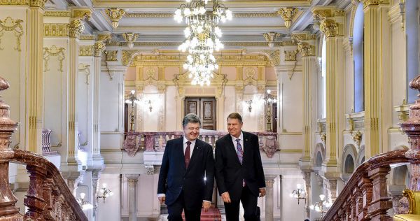Шикарный фон и выразительные улыбки делают это фото ярким