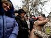 Одна из многочисленных фотографий, где Петра в который раз обнимают обычные люди