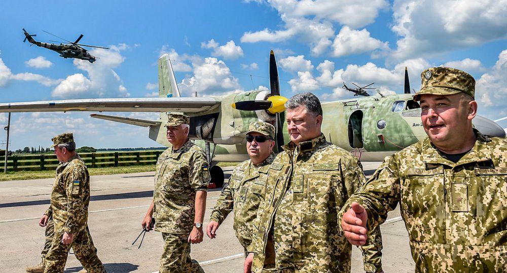 А это фото Порошенко характеризует его, как настоящего Главного командующего