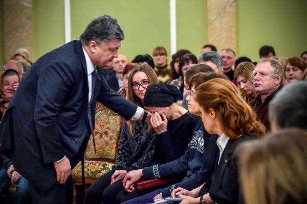 В то время, как у американского президента получаются более живые фотографии, у нашего они все таки выглядят более постановочными и репортажными