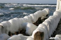 Променад Зеленоградска покрылся толстым слоем льда после шторма на Балтике.