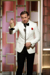 Актер Райан Гослинг держит свою награду за лучшую мужскую роль в комедии или мюзикле «Ла-Ла Ленд».