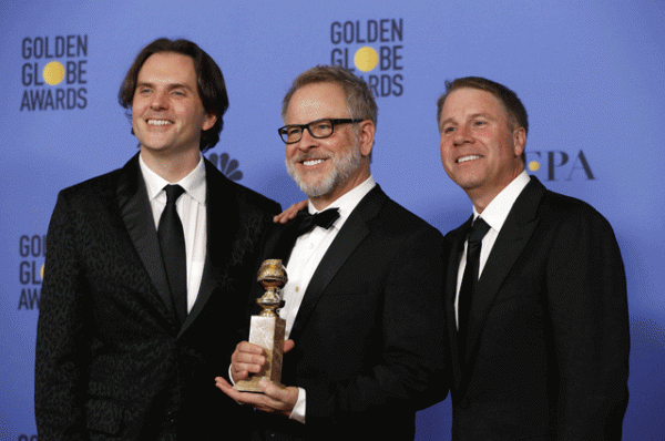 Режиссер Байрон Ховард (слева), продюсер Кларк Спенсер (в центре) и режиссер Рич Мур держат награду за лучший анимационный фильм «Зверополис».