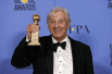 Режиссер Пол Верховен держит награду за лучший зарубежный фильм - «Она».