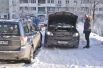 Автомобилист заряжает аккумулятор своего автомобиля в Москве.
