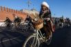 Участники Второго зимнего Московского Велопарада на Кремелвской набережой.
