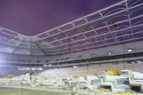 Кроме того, смонтирована треть системы медиафасада и завершается устройство нижнего слоя футбольного поля – бетонной плиты. 