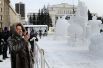 Новосибирцы с удовольствием пришли в Первомайский сквер, чтобы посмотреть на снежные творения