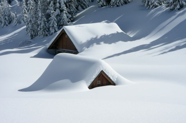 Снегопады отрезали поселок от внешнего мира
