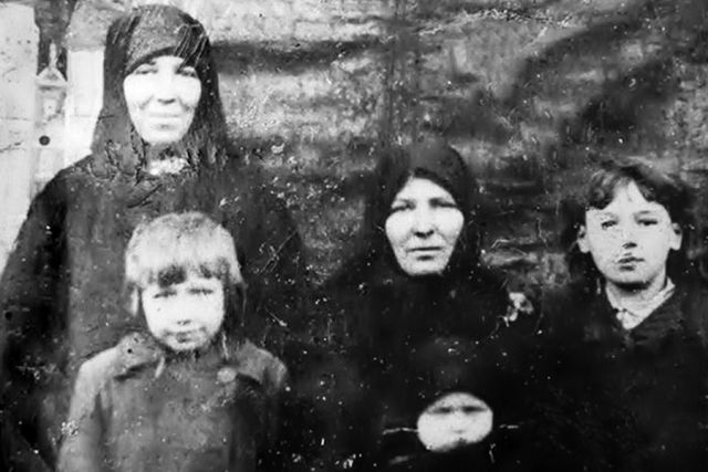 Чудом сохранилось фото Прасковьи Щёголевой, где она (на заднем плане) снята с семьёй своей сестры.