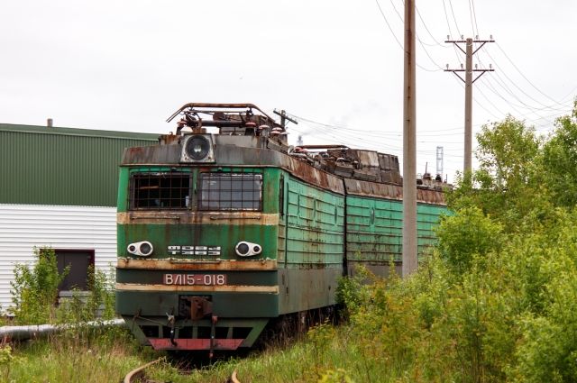 Электровоз ВЛ15-018 списан и находится на территории локомотивного депо Волховстрой в нерабочем состоянии.