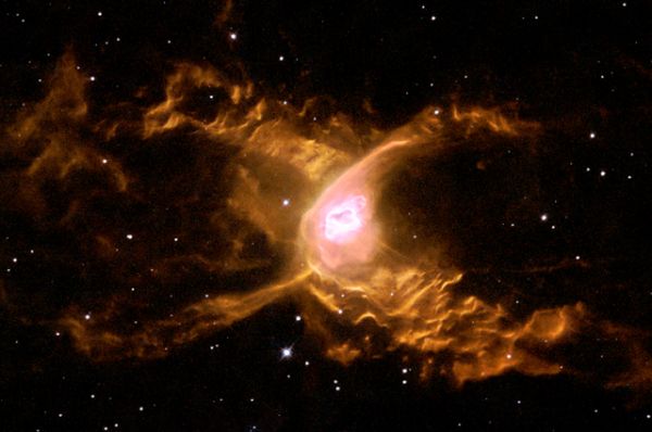 Туманность Красный Паук, расположенная на расстоянии около 3000 световых лет от Земли в созвездии Стрельца.