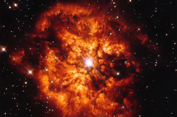 Космическая пара: звезда Hen 2-427, также известная как WR 124, и окружающая ее туманность M1-67.