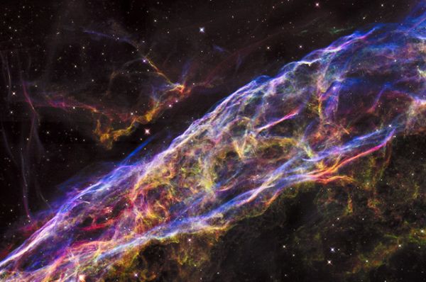 Туманность Вуаль — остаток сверхновой, расширяющееся облако из остатков массивной звезды, взорвавшейся около 8000 лет назад.