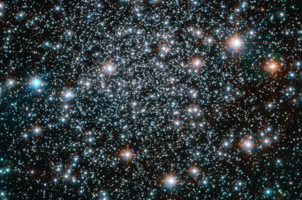 Этому шаровому скоплению NGC 6496 десять с половиной миллиардов лет. Звезды, входящие его состав, содержат более высокую долю металлов, чем звезды в других подобных кластерах.