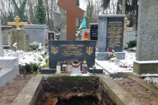 Могила Александра Олеся на кладбище в Праге после эксгумации