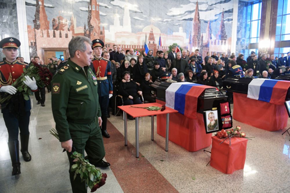 Министр обороны РФ, генерал армии Сергей Шойгу на церемонии прощания с погибшими при крушении самолета Ту-154 в Черном море на Федеральном военном мемориальном кладбище в Московской области.