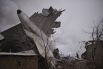 На этом фото видно, что поврежденный хвост самолета застрял в жилом здании