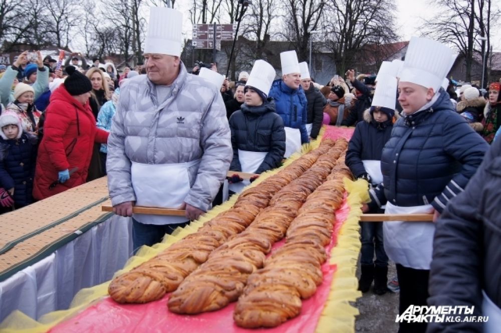 Гостей потчевали ароматным 12-метровым пирогом. Его испекли в честь основания Кранца-Зеленоградска (основан в 1252 году).