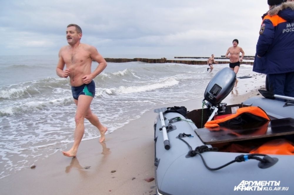Безопасность «моржей» обеспечивали сотрудники МЧС.
