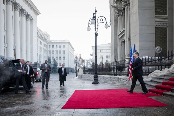 Видим, что уже с первых кадров четко видно, что украинский президент, уже в который раз, рад видеть вице-президента США Джо Байдена