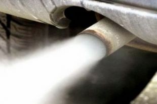 Двигатель автомобиля был включен, пока подростки находились в гараже