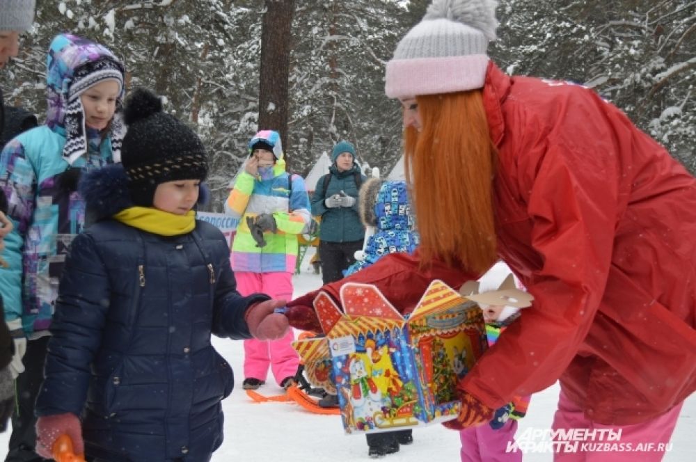 А также угоститься конфетами, которые тоже бесплатно раздавали волонтёры дня снега, помогавшие организовать мероприятие.