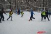 Несколько команд мальчишек соревновались по-настоящему: за звание быть лучшим и награду в день снега от организаторов.