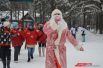 А «настоящий» Дед Мороз призывал участвовать в конкурсах и рассказать новогодний стишок за петушка из сахара. 