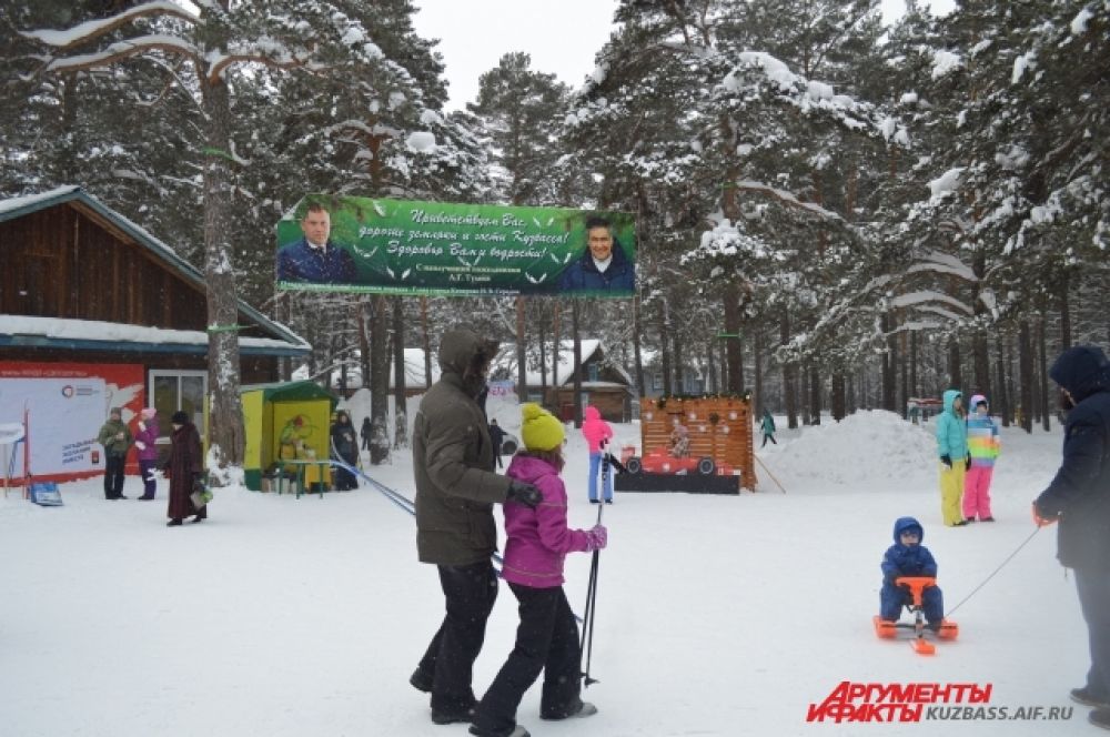 Несмотря на внезапно похолодевшую погоду (на улице в этот день было около -20С°), народу в Сосновом бору собралось довольно много.