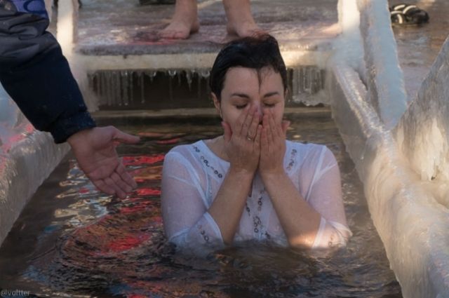 Когда именно окунаются в прорубь на Крещение? Сроки и обычаи