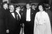 Джон и Жаклин Кеннеди на первом инаугурационном балу в январе 1961 года. Для этого мероприятия кутюрье Этель Франко сшил для первой леди знаменитое белое платье без рукавов.