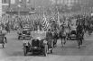 30-й президент США Калвин Кулидж едет в машине во время инаугурационного парада в марте 1925 года.