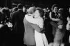 Джимми и Розалин Картер танцуют на первом балу. Розалин Картер появилась на мероприятии в золотом платье, том же, что надевала шесть лет назад на губернаторскую инаугурацию мужа.